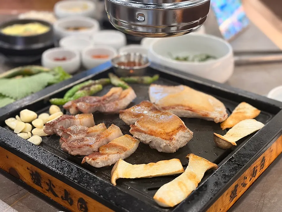 가까이서 본 삼겹살 지방과 살코기 단면