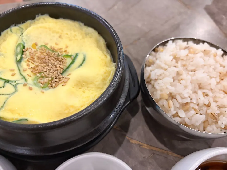 깻잎에 고기와 마늘을 올린 쌈