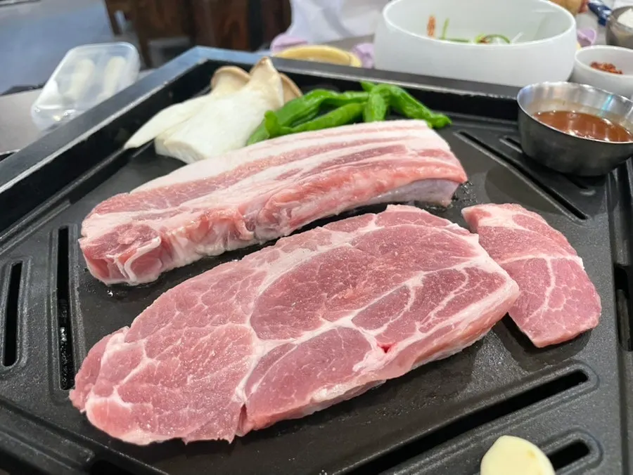 두툼하게 썰려 나온 숙성삼겹살과 숙성목살 한 상