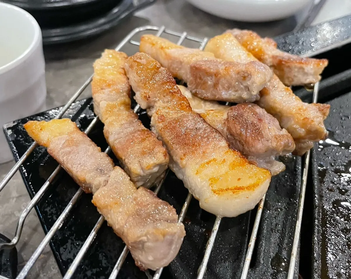 참숯 화로에서 구워지는 숙성삼겹살