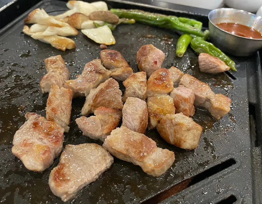 노릇하게 익어가는 두툼한 숙성목살