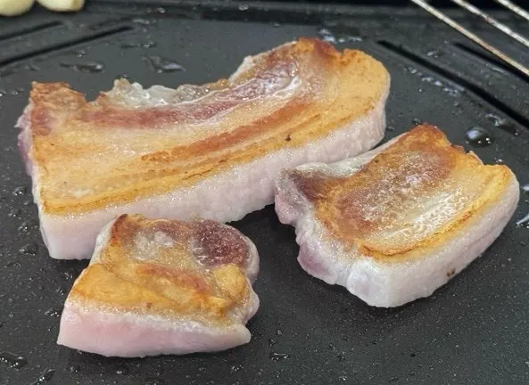 추가 주문한 숙성삼겹살 접시