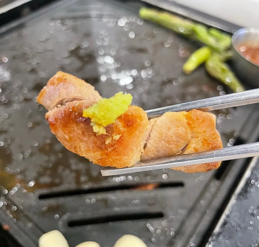 와사비를 올린 숙성삼겹살 한 점