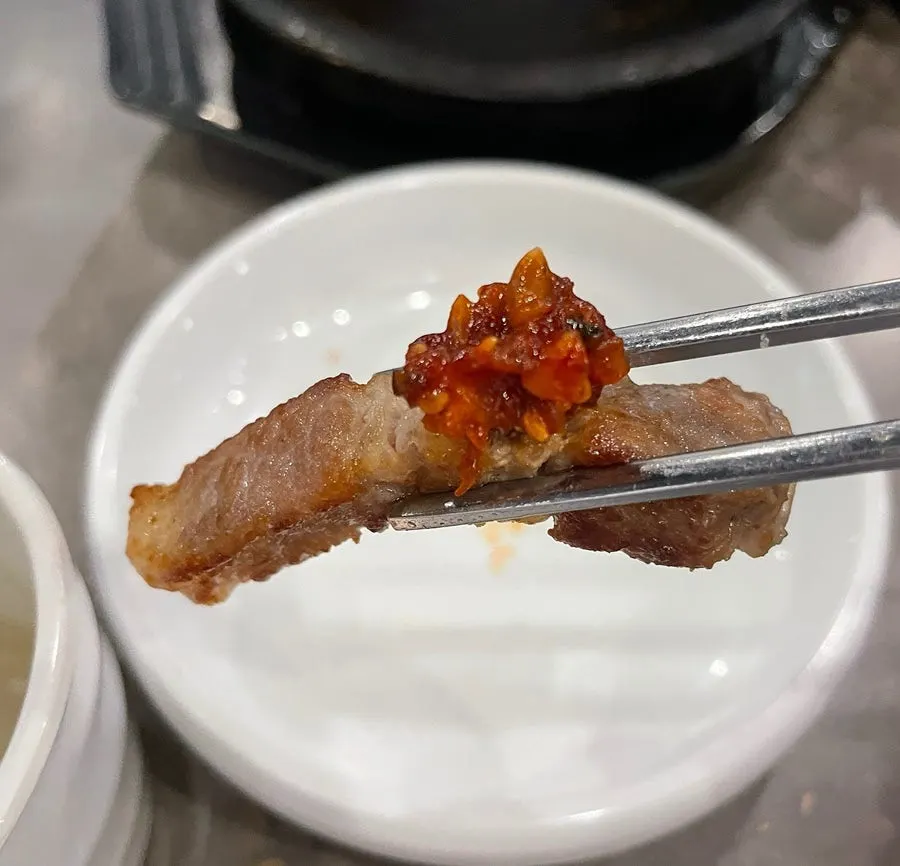 씨앗젓갈을 곁들인 숙성삼겹살