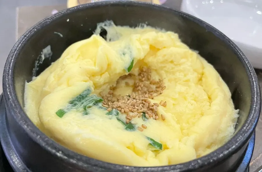 김치와 백김치, 양파장아찌 등 기본 반찬 상차림