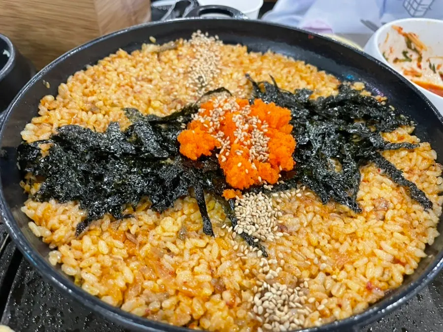 넓은 팬에 가득 담긴 보리김치볶음밥