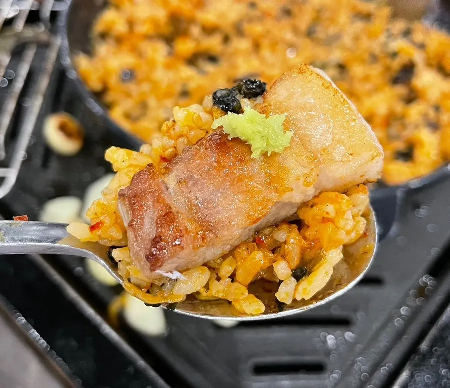 김가루와 날치알이 올라간 보리김치볶음밥 가까이
