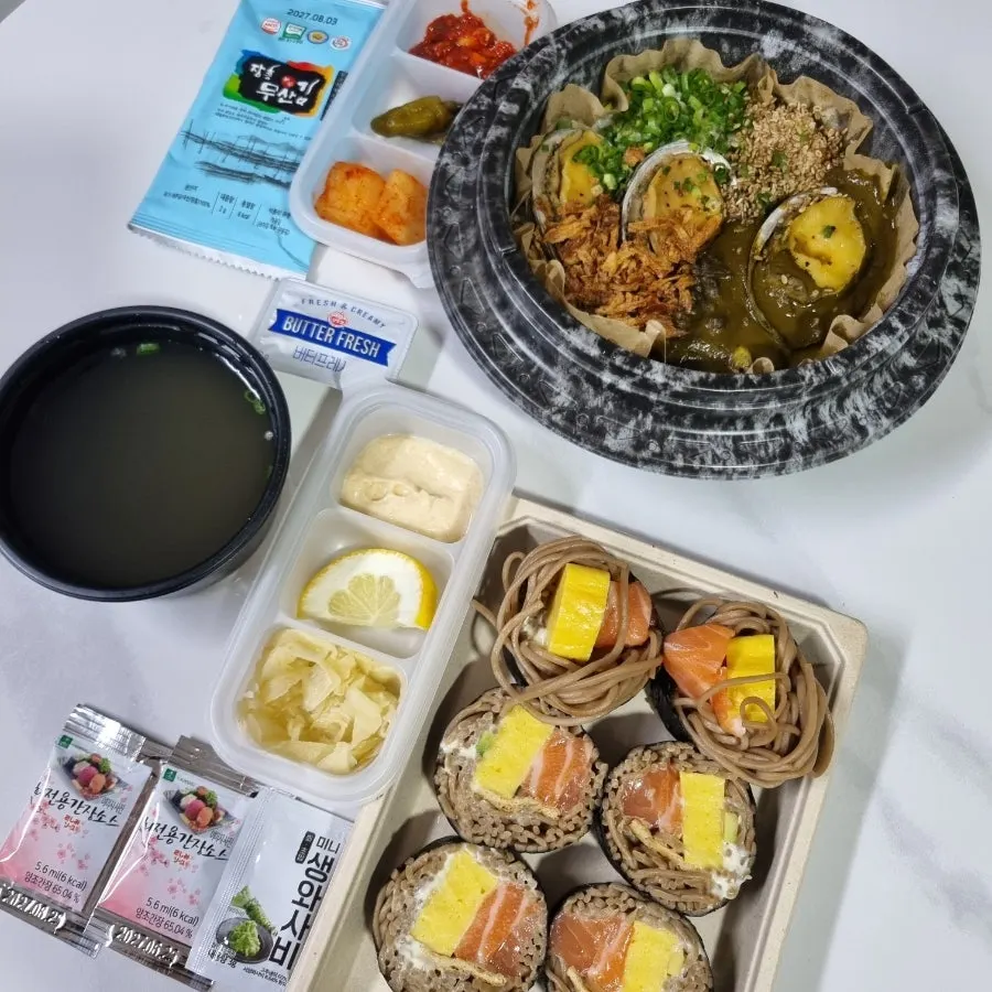 연어메밀김밥 단면 클로즈업