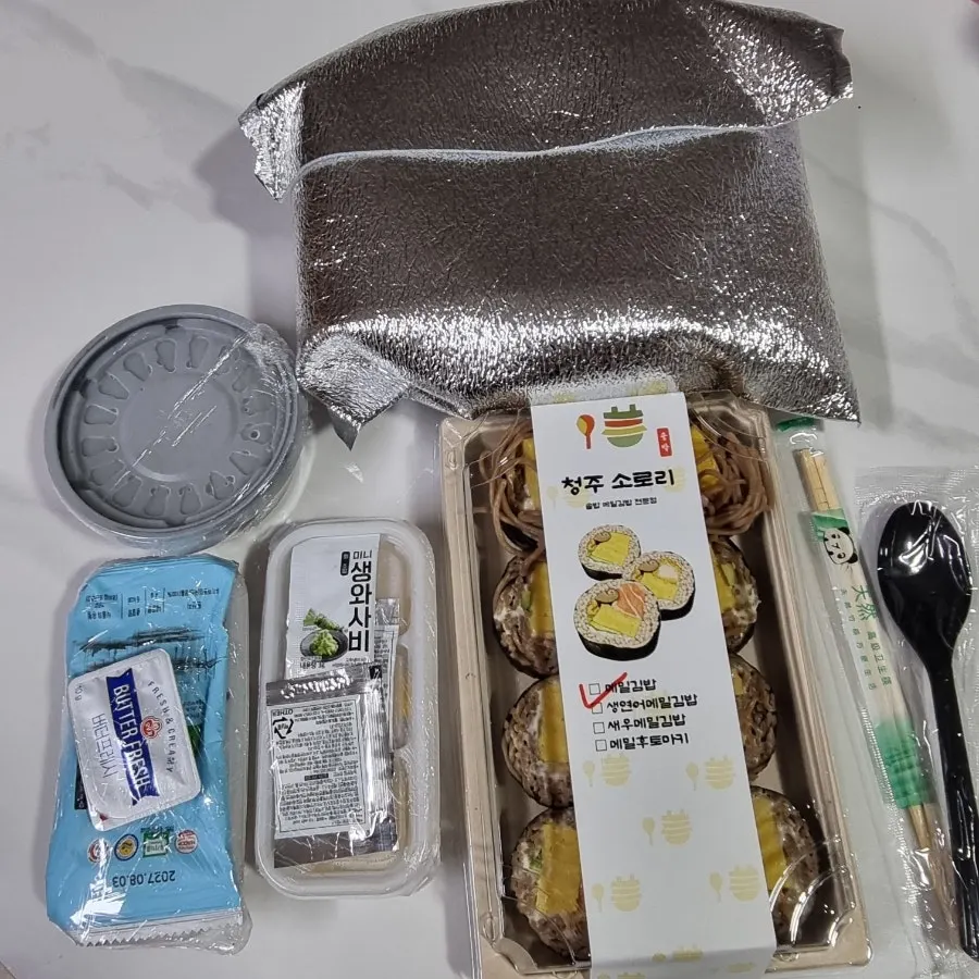 연어메밀김밥이 실린 메뉴판