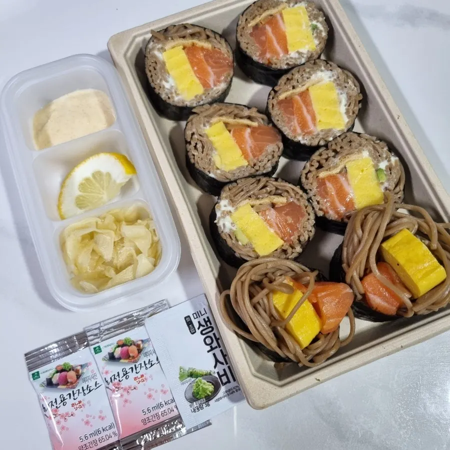 따뜻하게 포장된 솥밥 용기