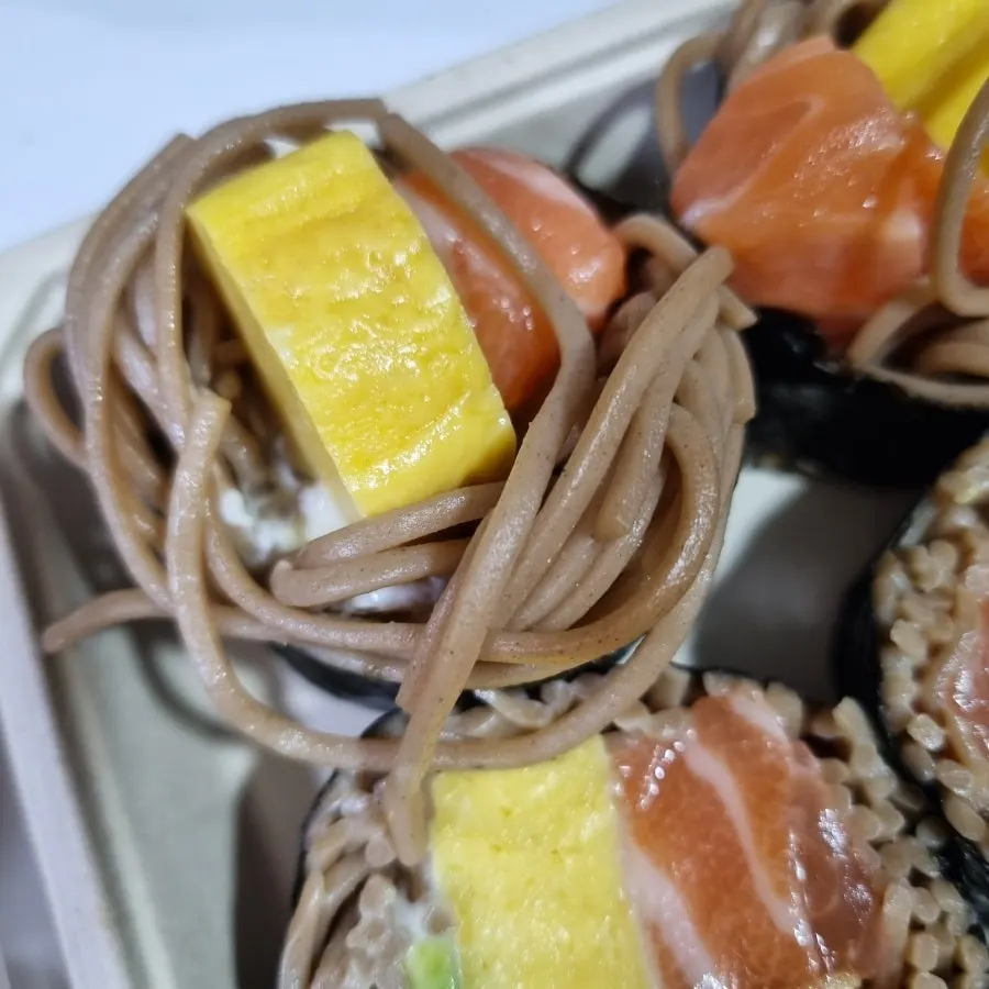 포장 용기에 담긴 생연어메밀김밥 한 줄
