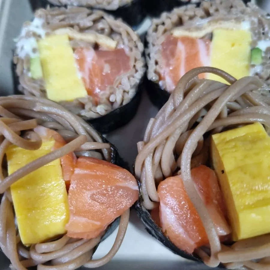 연어와 계란이 보이는 메밀김밥