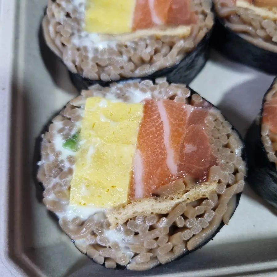 아보카도가 들어간 연어메밀김밥 단면