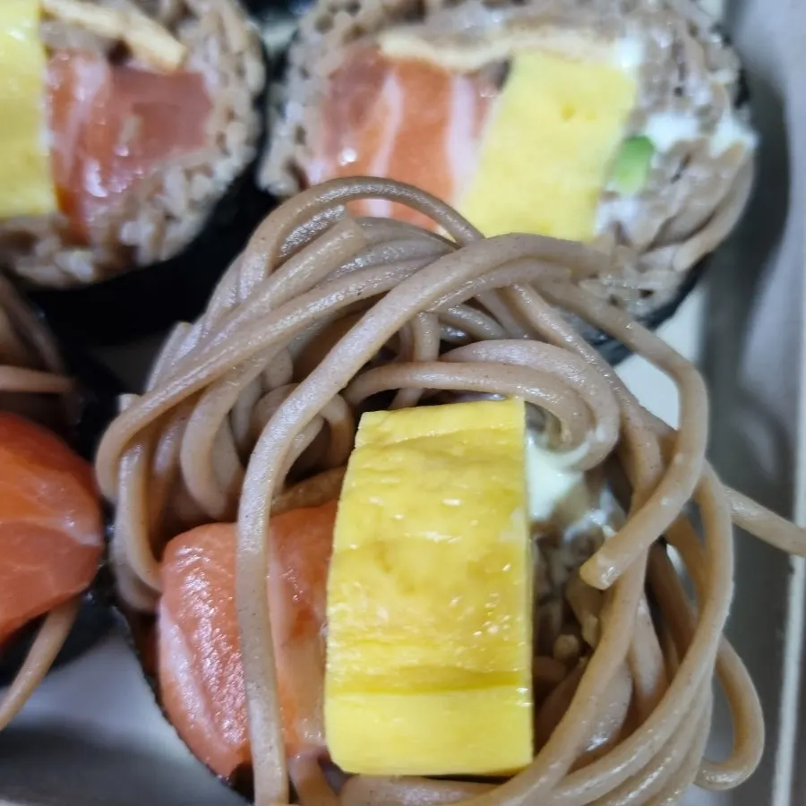 레몬과 초생강, 소스를 곁들인 메밀김밥