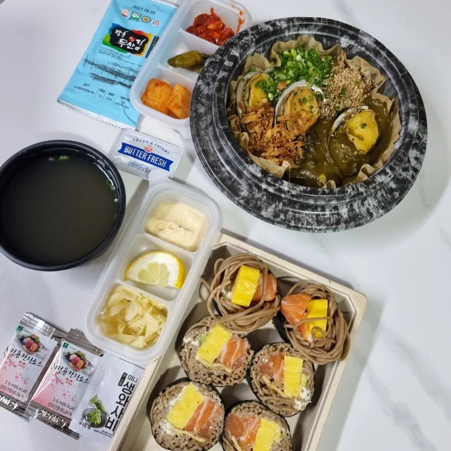 생와사비를 올린 연어메밀김밥 한 점