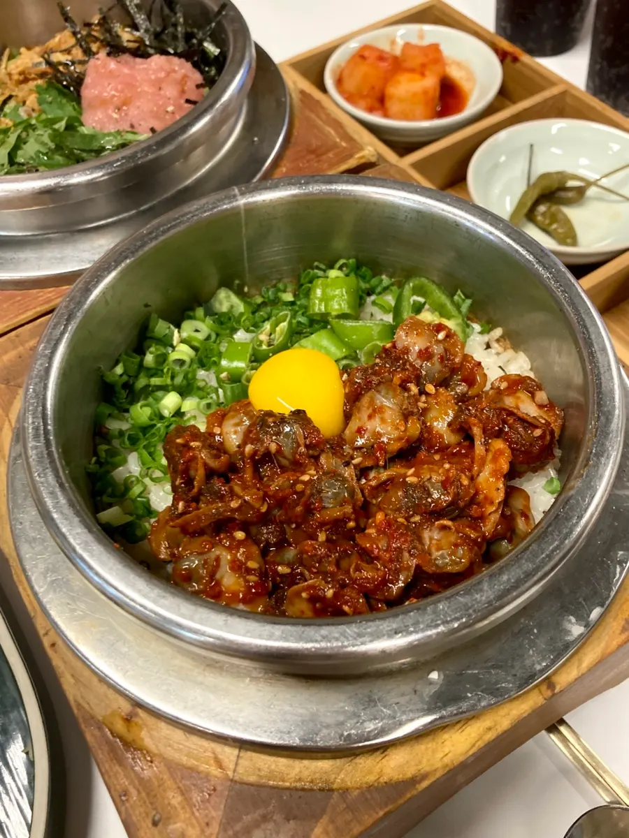 꼬막솥밥과 곁들임 음식