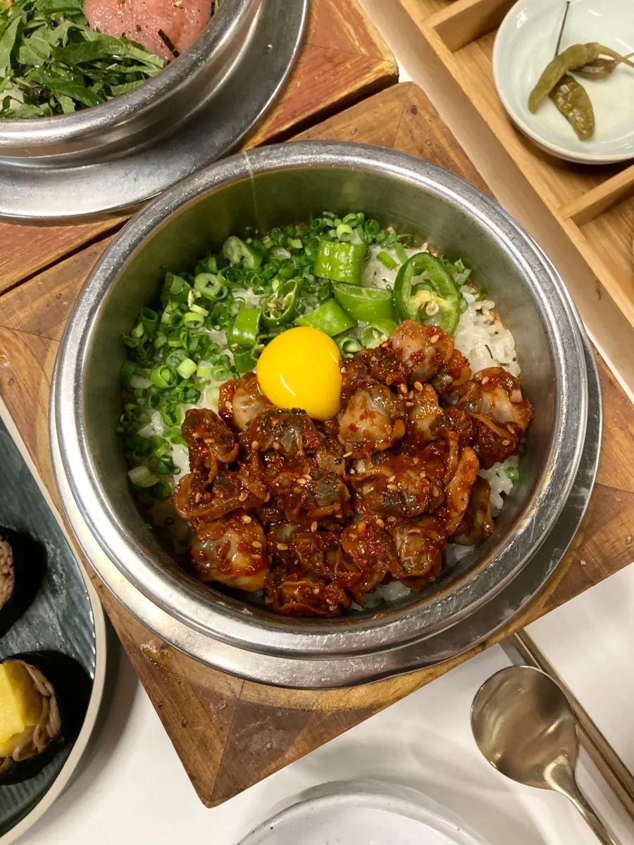 노른자를 올린 꼬막솥밥