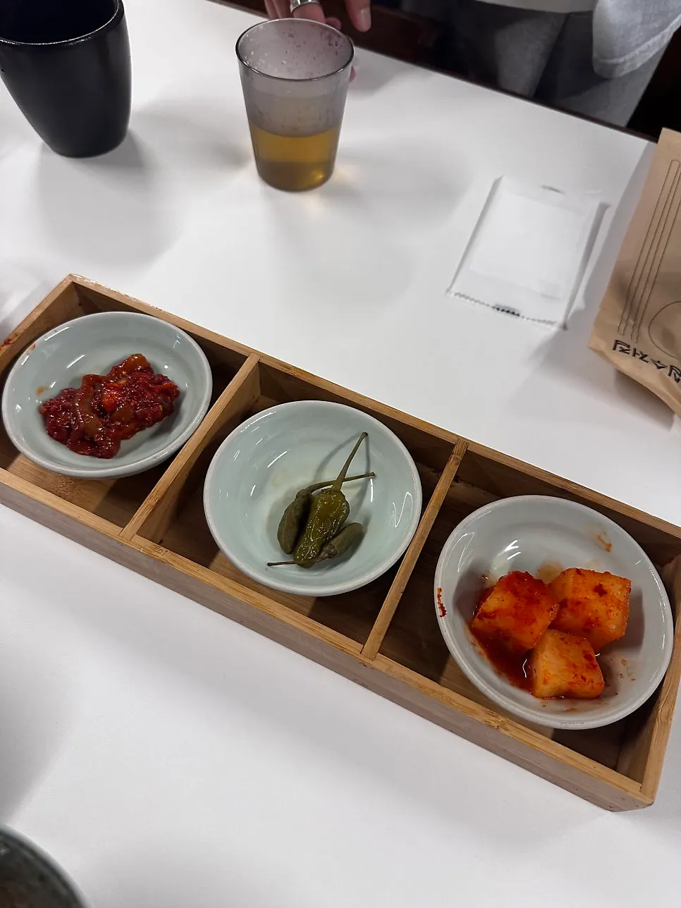 원목 트레이 위 세 가지 밑반찬