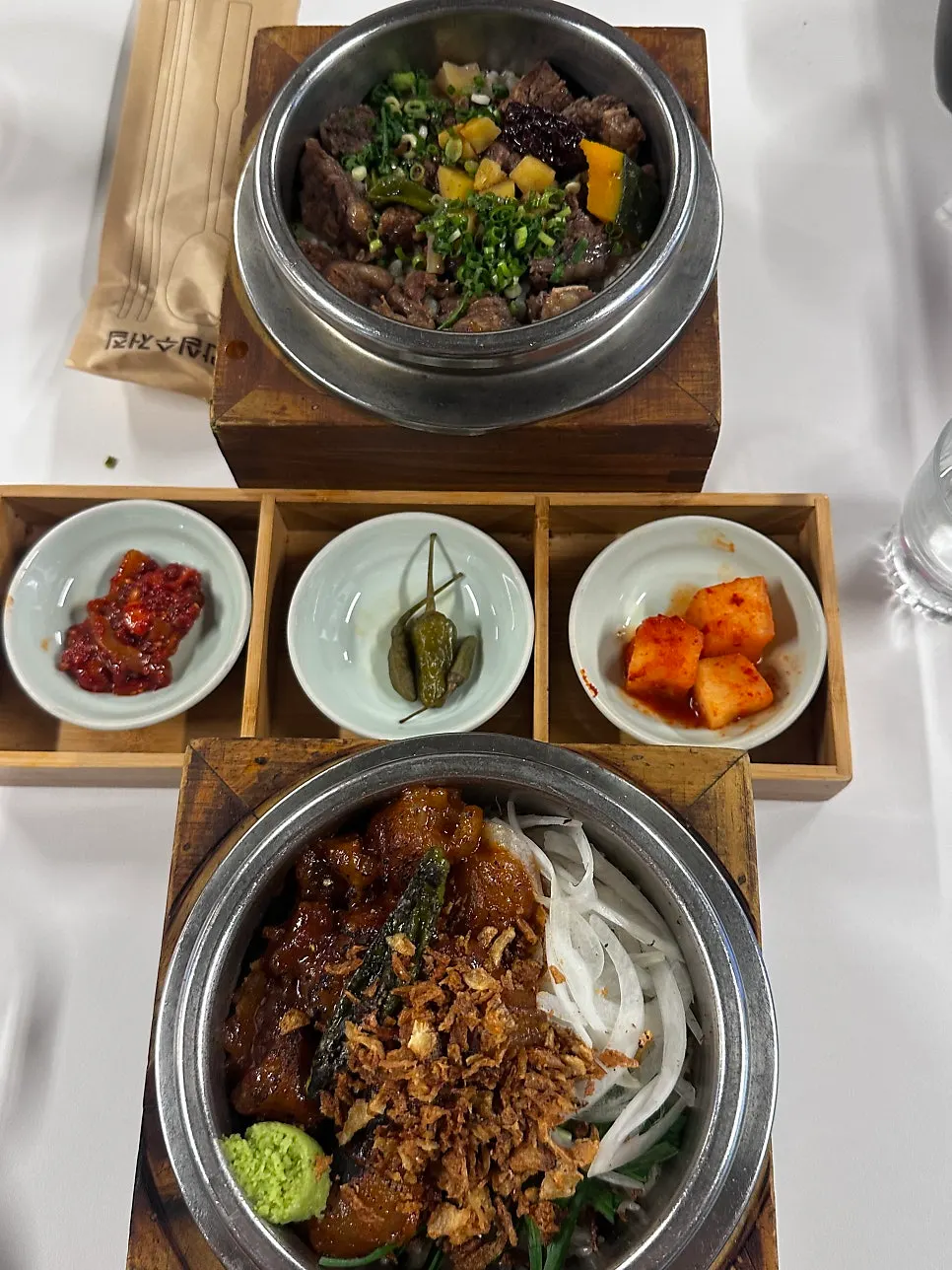 갈비솥밥과 대창솥밥 차림