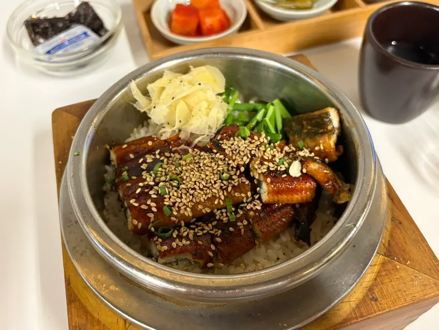 양념 대창과 부추를 올린 한우대창솥밥