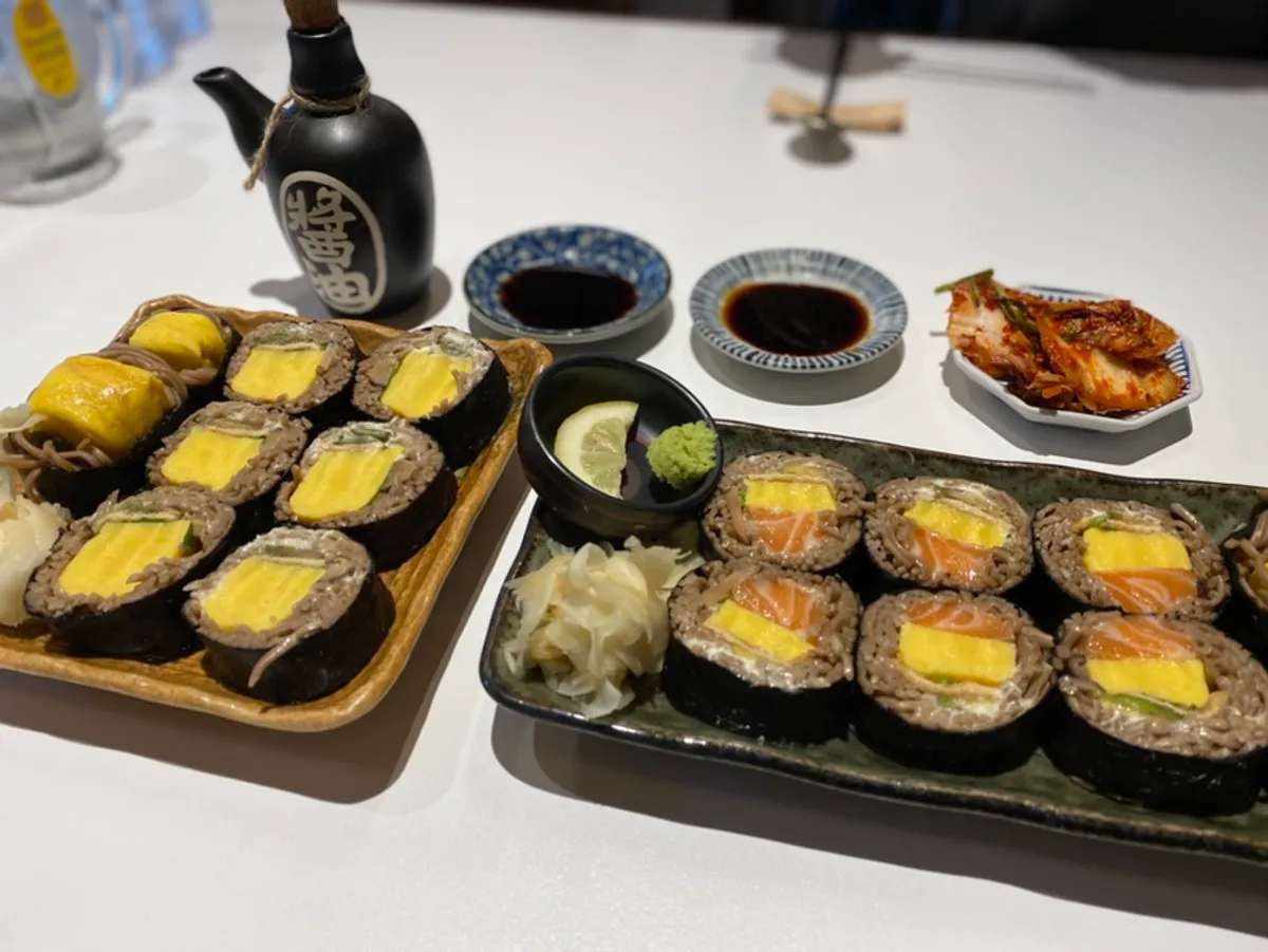 명란버터솥밥과 메밀김밥 한 상
