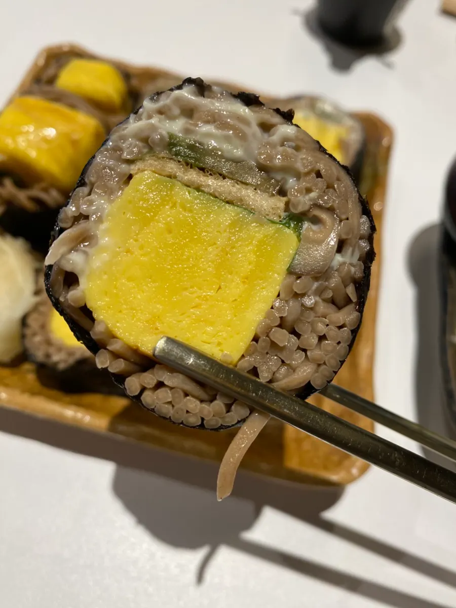 계란과 아보카도가 든 메밀김밥