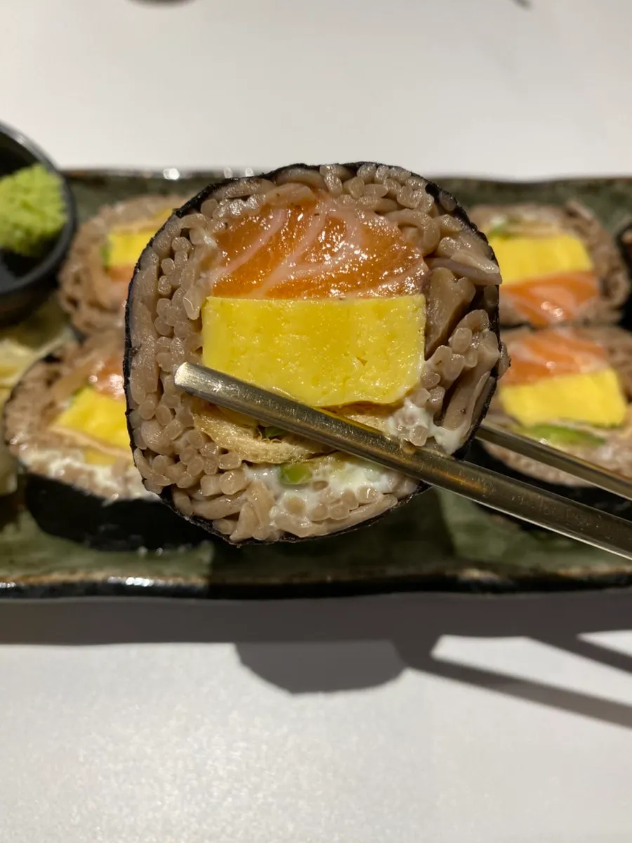 도톰한 생연어메밀김밥 단면