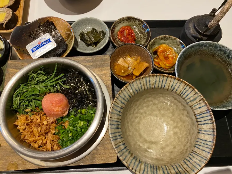 생연어메밀김밥과 솥밥 메뉴
