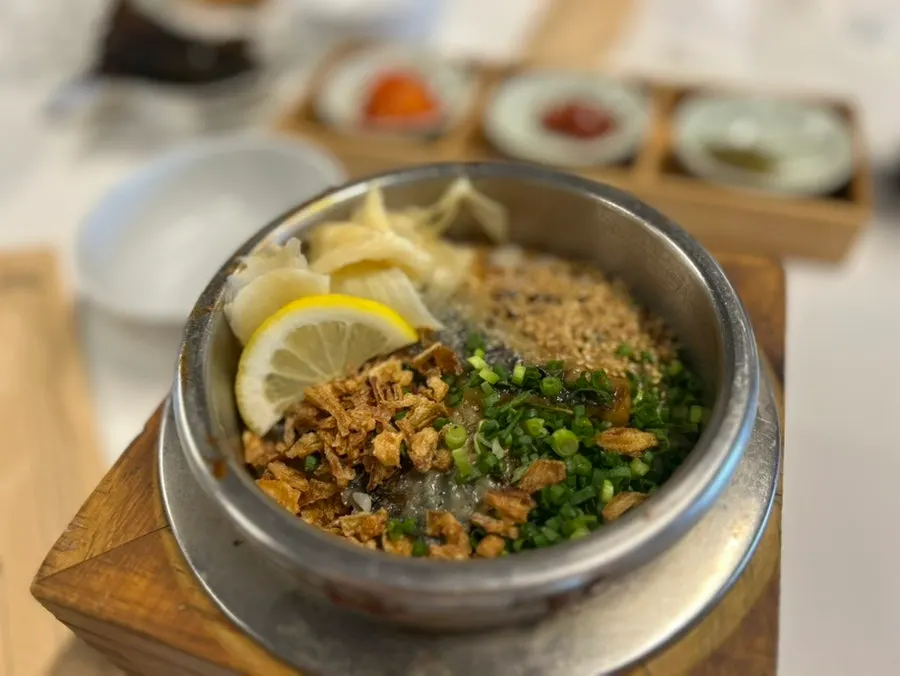Sorori's mackerel pot rice topped with boneless mackerel