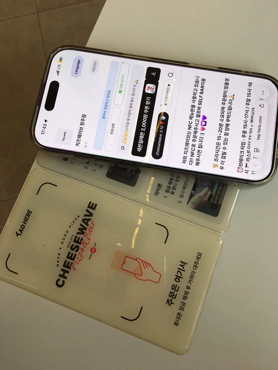 Checking the mobile order screen at the table
