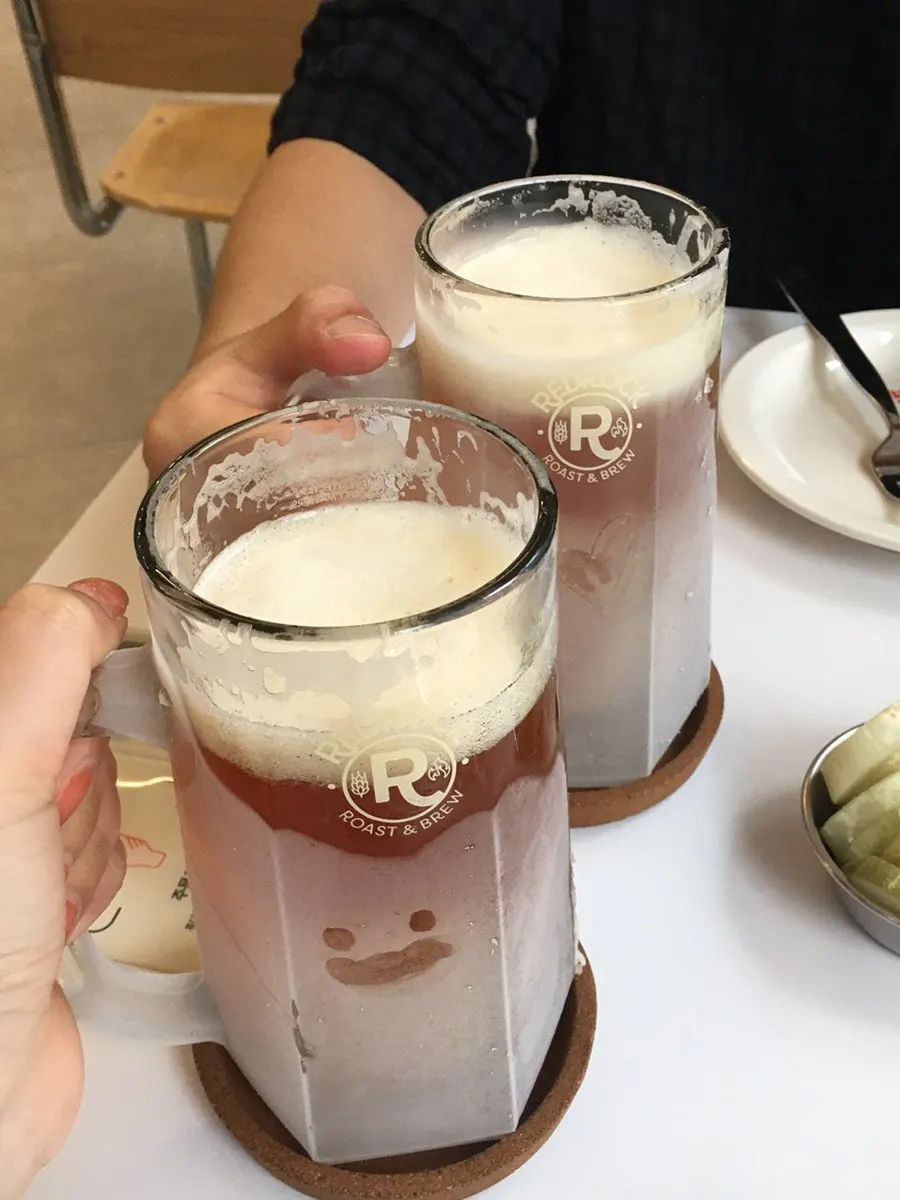 Cold draft beer while waiting for the pizza