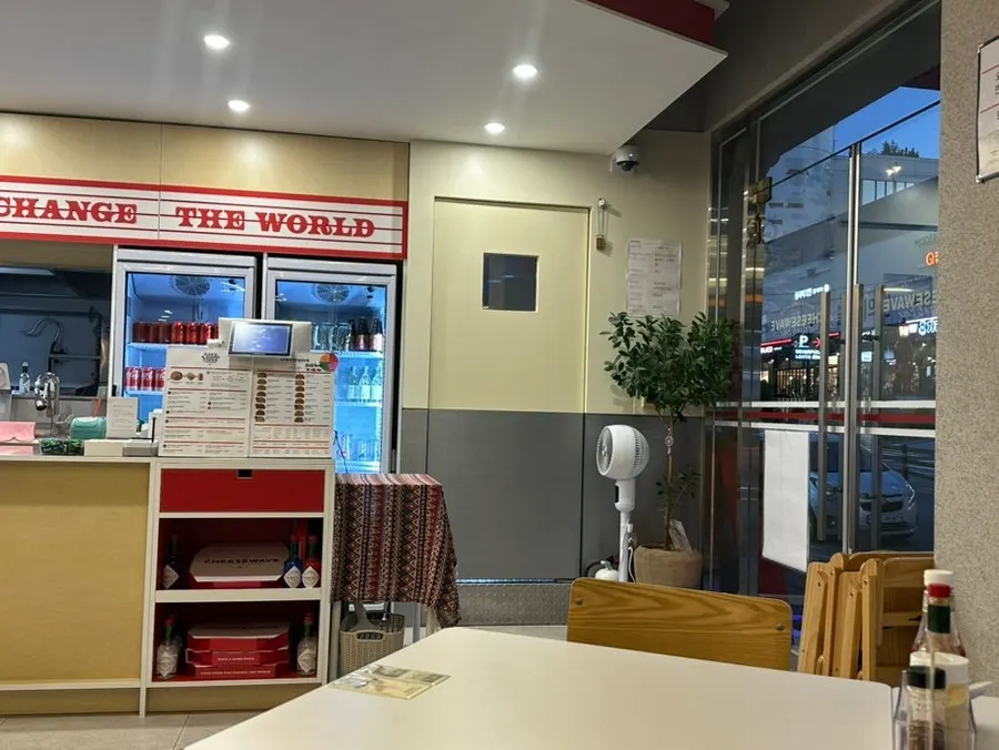 통창이 있는 치즈웨이브 매장 분위기
