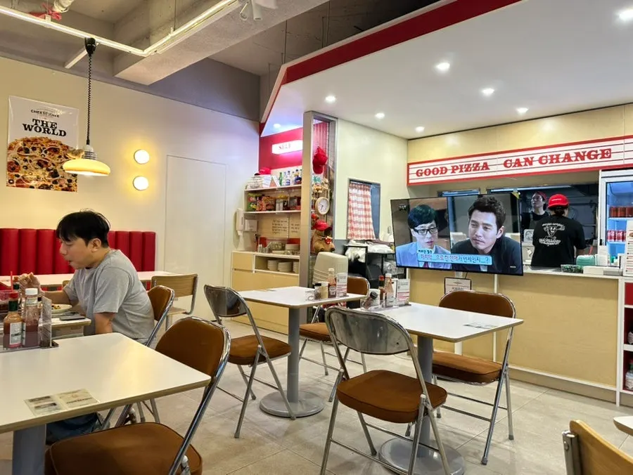 데이트 손님이 찾는 피자 매장 내부