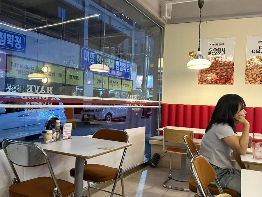 깔끔한 분위기의 청주 피자집 내부