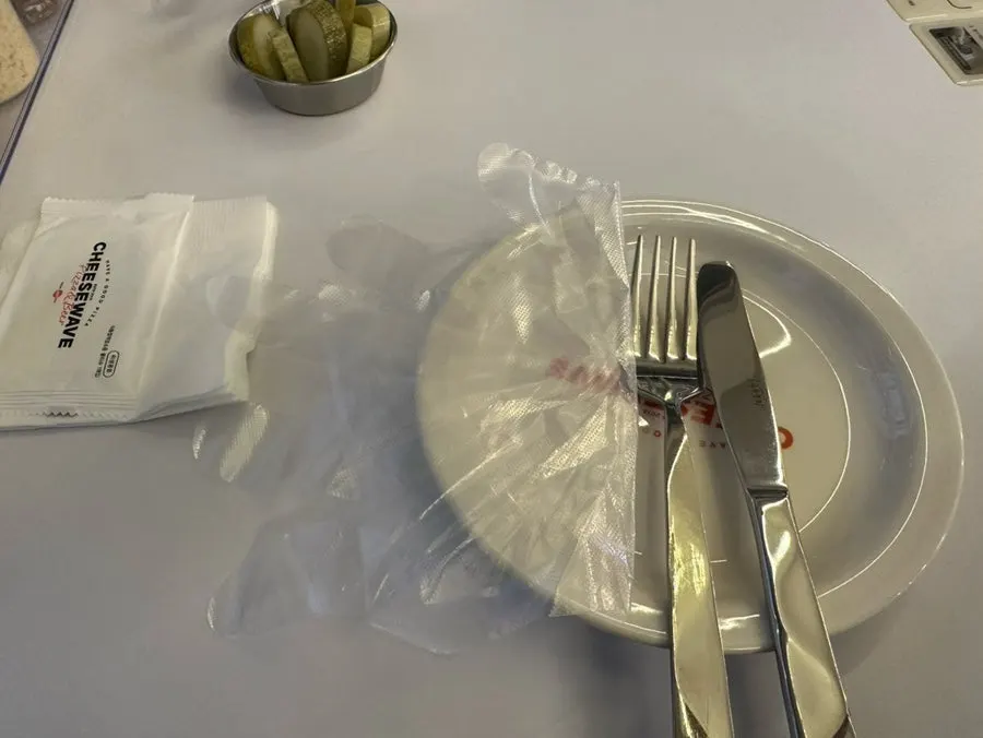 테이블에 준비된 피자 소스와 파마산 치즈
