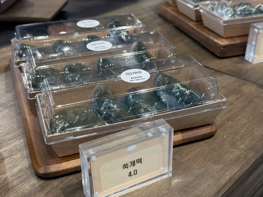 일상 간식용과 행사용 떡이 함께 놓인 진열대