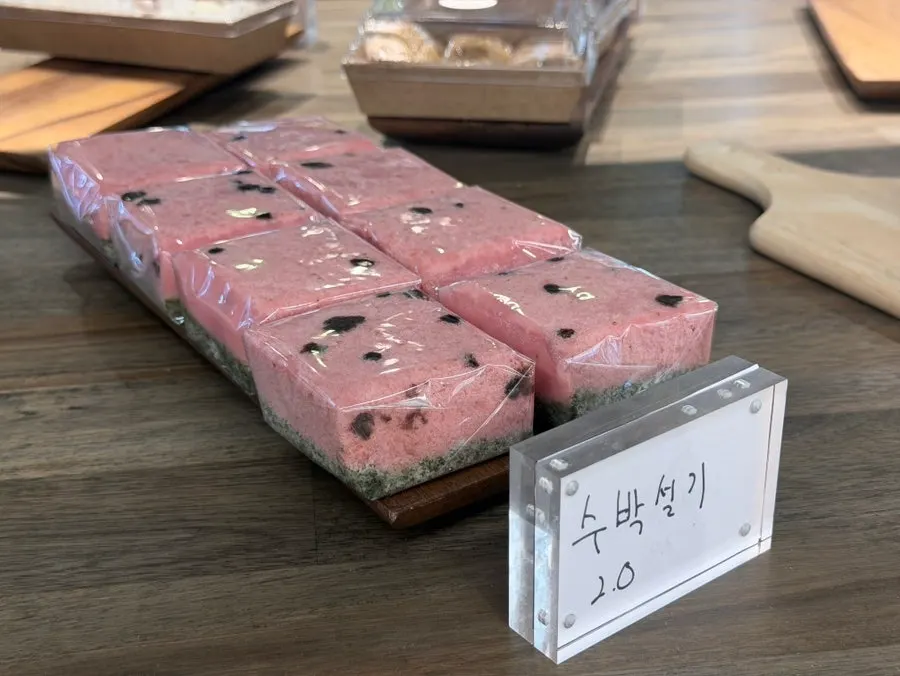 단호박설기 등 색이 다른 설기 진열