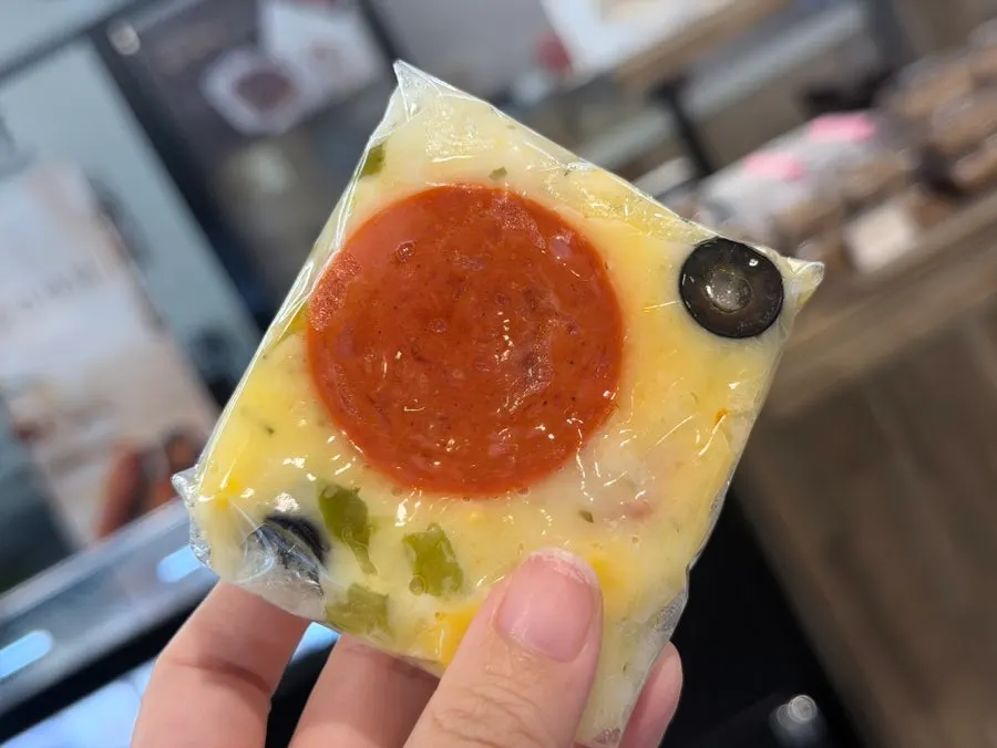토마토 소스와 옥수수 콘이 올라간 피자설기