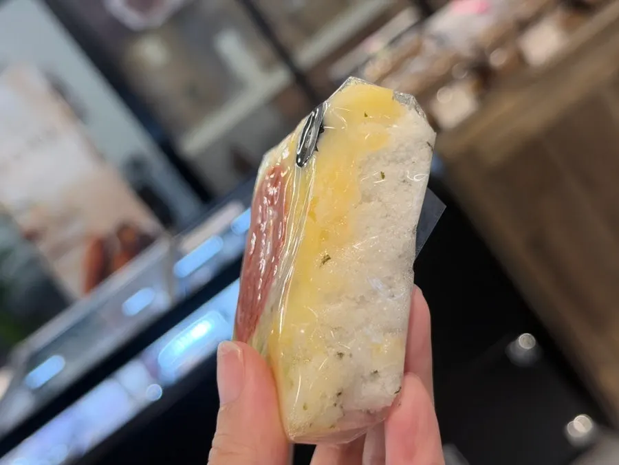 피자설기를 접시에 놓고 찍은 모습