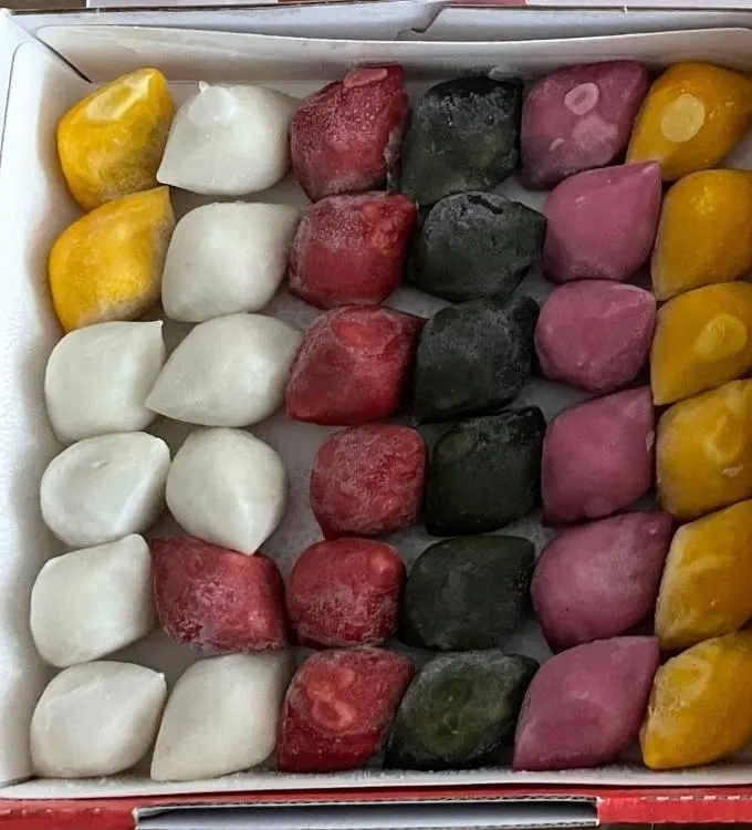 Pumpkin injeolmi and five-color songpyeon chosen as a first-meeting gift