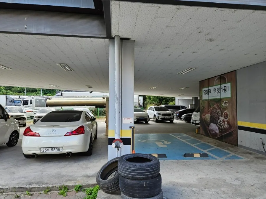Full view of the building housing Tteokmidang near Lotte Outlet