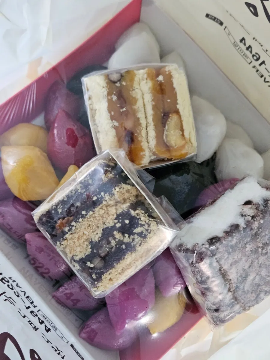 Boxed 5-color songpyeon from Tteokmidang
