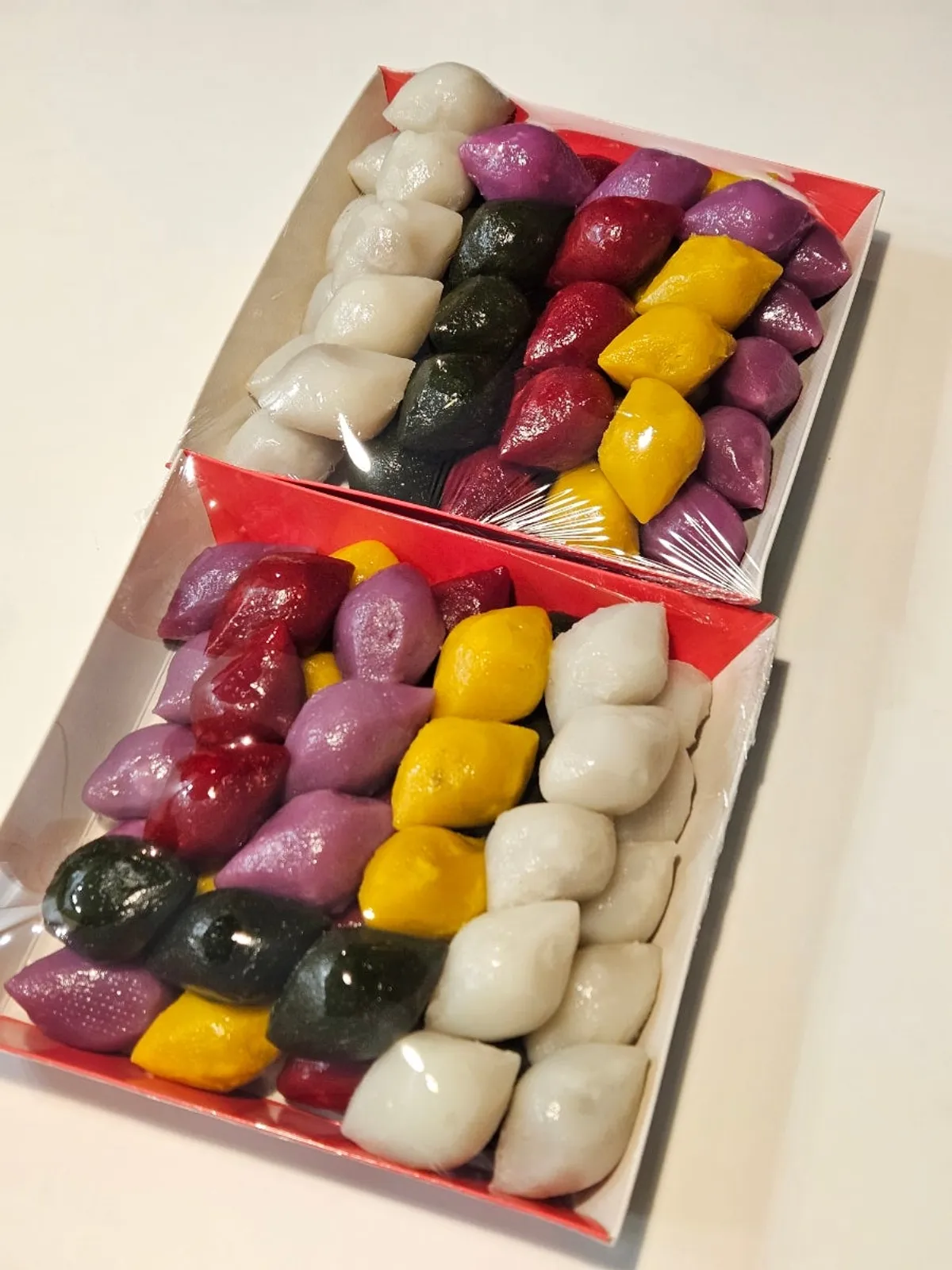 5-color songpyeon unpacked at home, showing off the colors
