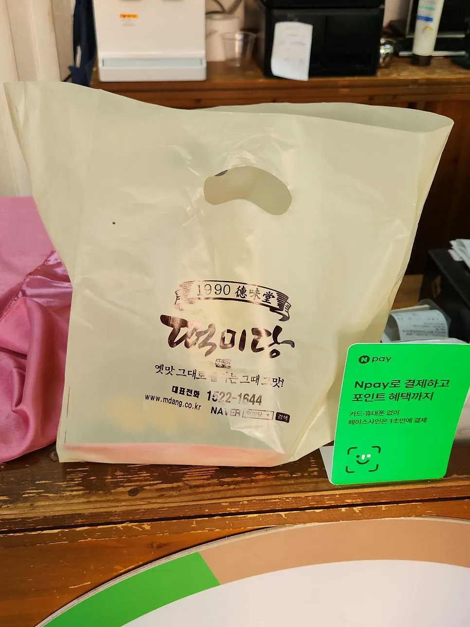 種類ごとに詰められた餅ギフト箱の陳列