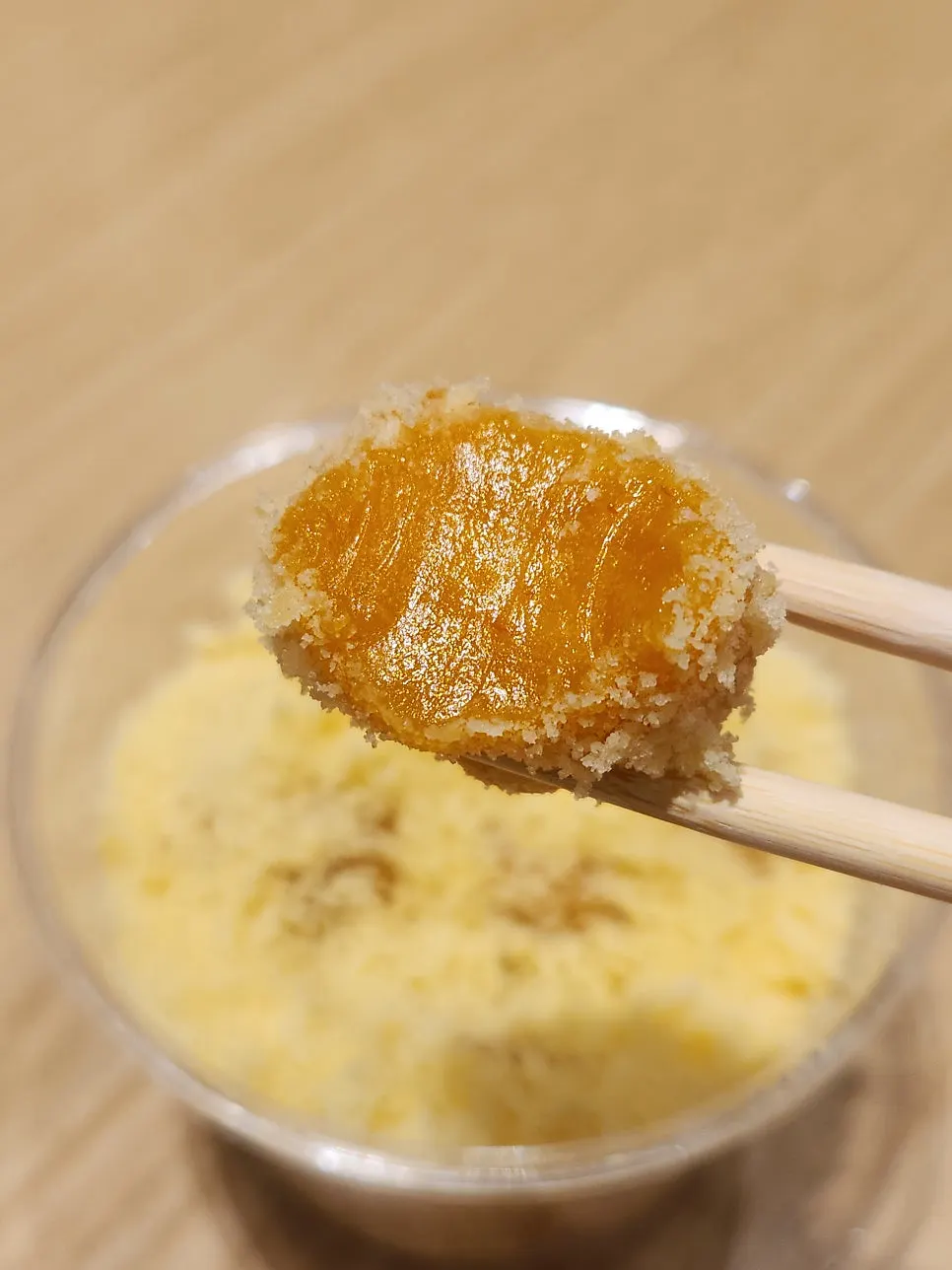 蓋を開けたカボチャインジョルミカップの黄色いきな粉