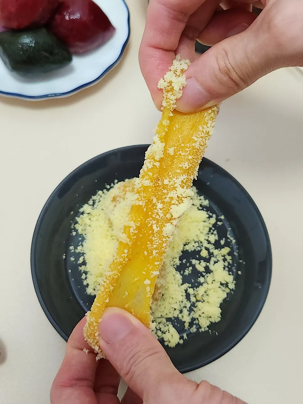 お茶と一緒に並べた家の名節おやつの席
