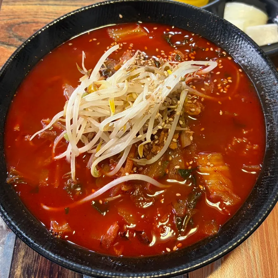 Bowl of Gyodong Jjamppong jjamppong topped with a generous pile of bean sprouts
