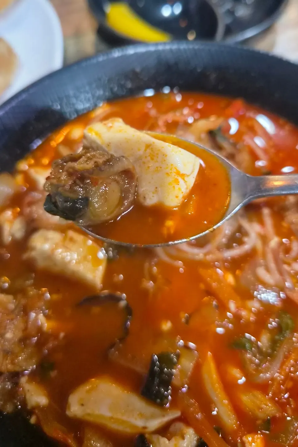ご飯に肉ともやしを乗せた様子