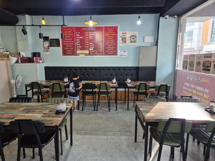 Child sitting at her usual table in the restaurant