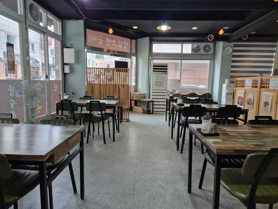 Spacious seating inside Gyodong Jjamppong Yongjeong Branch